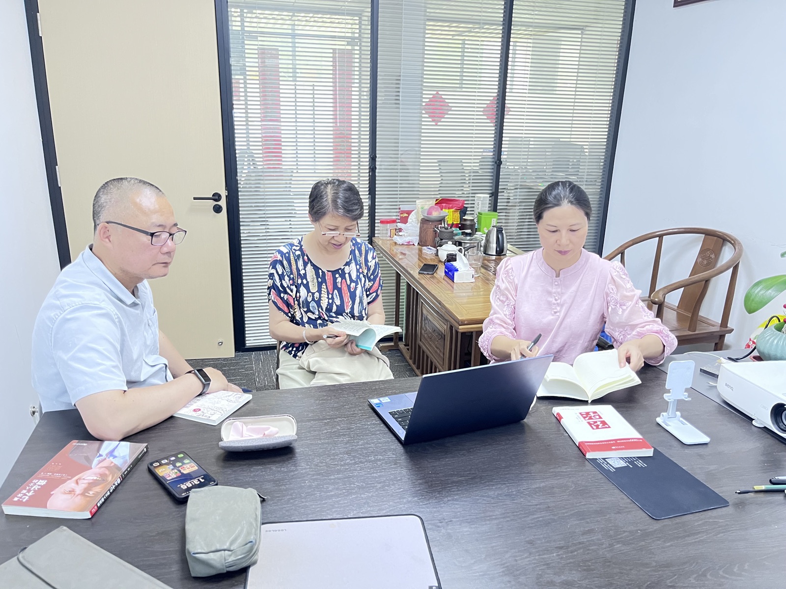围桌读书会